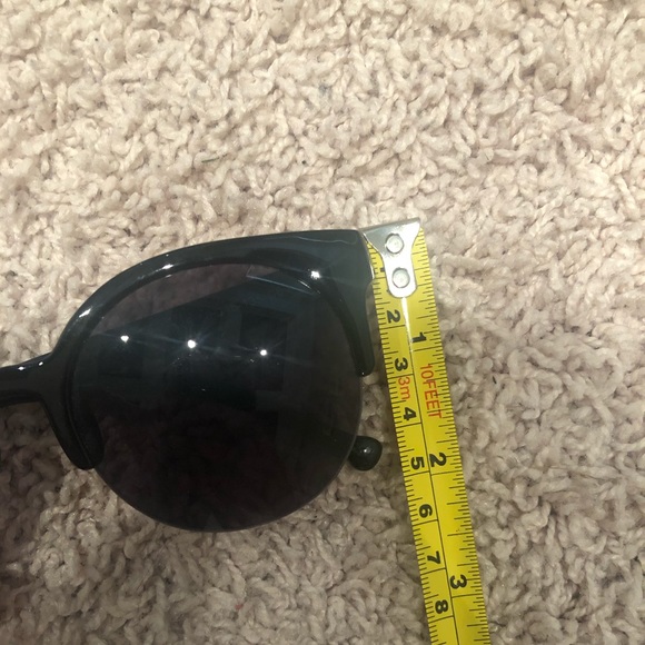 Lightweight sunglasses - Picture 3 of 3